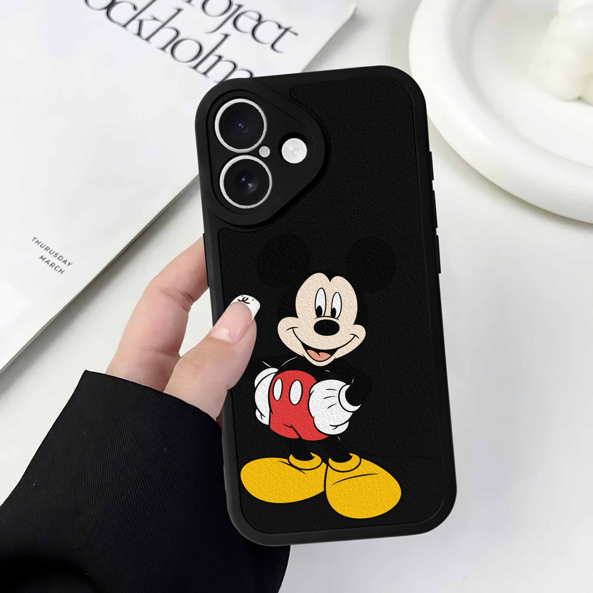 （画像用） ミッキーマウス Mickey Mouse 【iPhone 16シリーズ対応】シリコンスマホケース（レザー調） 材質：シリコン